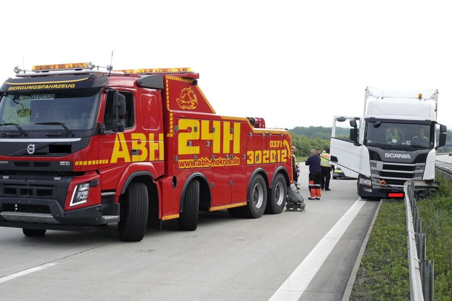 Lasterunfall auf A4 bei Limbach-Oberfrohna - 