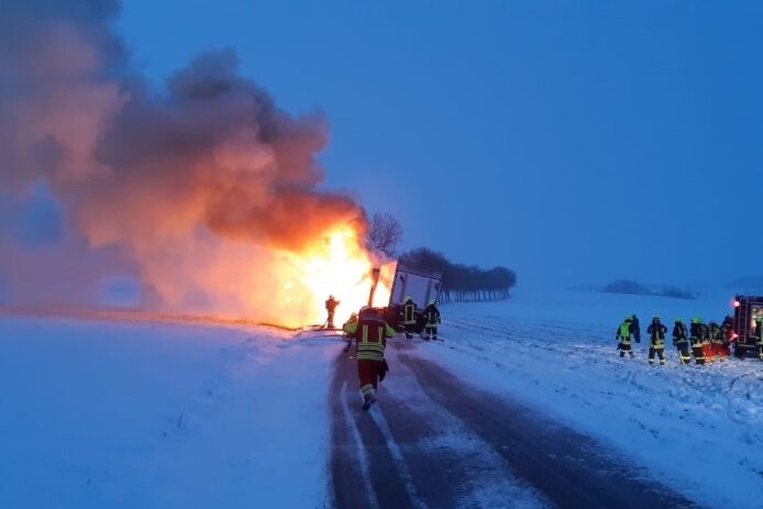 Lastwagen bei Zethau brennt lichterloh - 