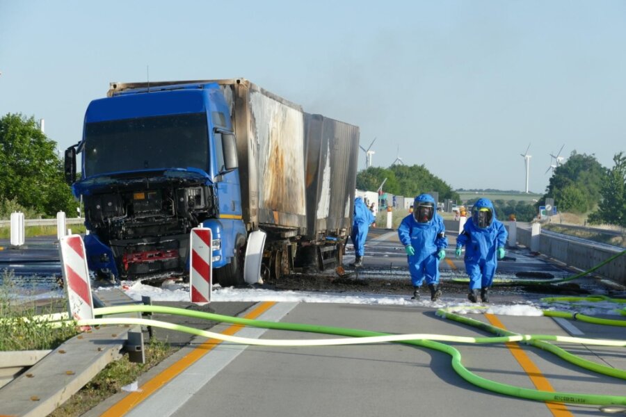 Lastwagen brennt: Gefahrguteinsatz auf A 14 bei Leisnig sorgt für Vollsperrung - 