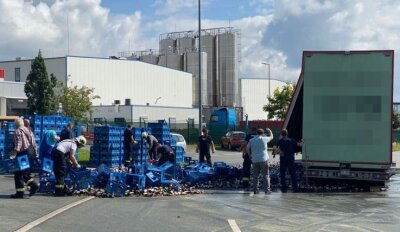 Lastwagen verliert palettenweise Bier - Von den 12.000 Flaschen Bier gingen etwa 640 zu Bruch. Der Gesamtschaden liegt dennoch bei 10.000 Euro. 