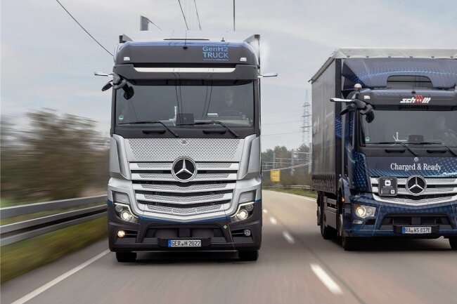 Ein Wasserstoff-Lkw (l.) und ein Batterie-Laster von Daimler. Daimler setzt bei seinen schweren Lastwagen neben der Batterie auch auf Wasserstoff und Brennstoffzelle.