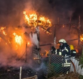 Laube brennt in Gartenanlage ab - Die Laube in einer Kleingartenanlage in Olbernhau brannte am späten Sonntagabend. 