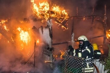 Die Laube in einer Kleingartenanlage in Olbernhau brannte am späten Sonntagabend. 
