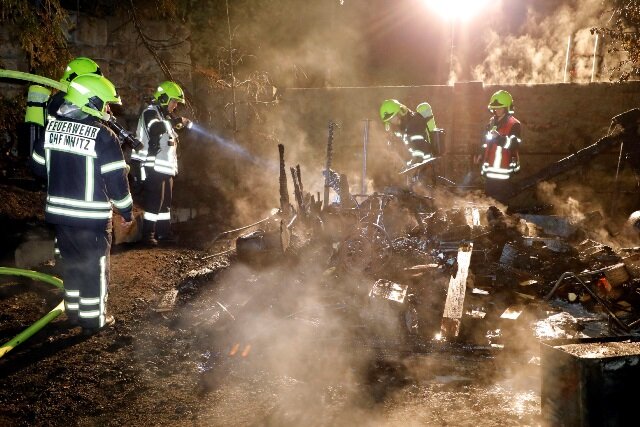 Laube brennt komplett nieder - Der Brand brach in einer Laube an der Elsasser Straße in Chemnitz aus.