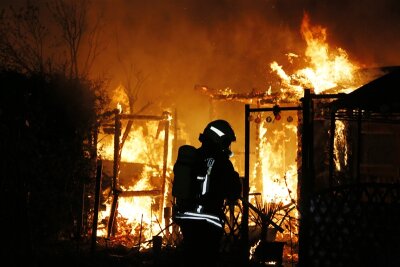 Lauben in zwei Chemnitzer Gartensparten in Flammen - offenbar Brandstiftung - 