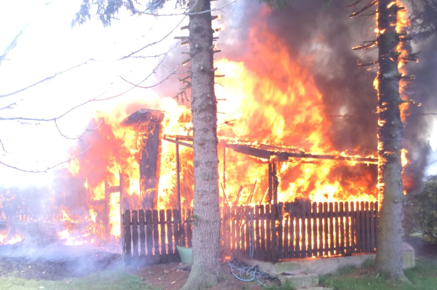 Lauben in zwei Gartensparten in Oelsnitz in Flammen - Am Mittwochmittag brannte es in der Gartensparte Lessingstraße in Oelsnitz.