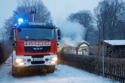 Laubenbrand in Helbersdorf - Polizei geht von Brandstiftung aus - 