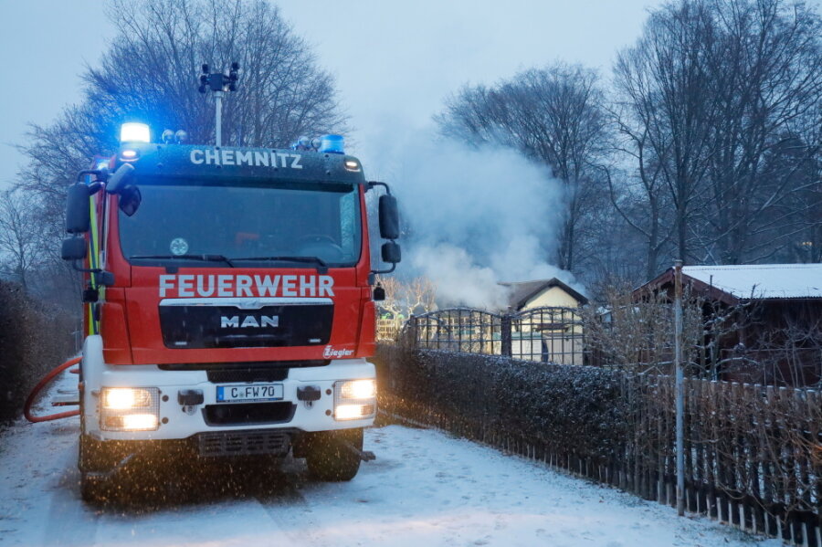 Laubenbrand in Helbersdorf - Polizei geht von Brandstiftung aus - 