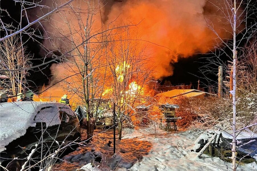 Laubenbrand in Marbach: 60 Feuerwehrleute aus Striegistal sind in der Nacht gefordert - Am Donnerstagabend brannte es in einer Gartenanlage am Sportplatz in Marbach in der Gemeinde Striegistal. 