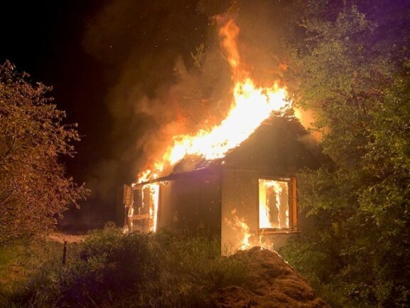 Die Feuerwehr musste am späten Mittwochabend zum Brand einer Gartenlaube in den Norden von Reichenbach ausrücken.