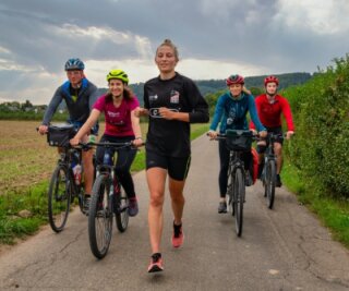 Lauf-KulTour führt nach Tschechien - Laufen und Radfahren im Wechsel - darum geht es bei der Lauf-KulTour, die auch in diesem Jahr wieder für einen guten Zweck unterwegs sein wird. Hier ist eine Etappe aus dem Jahr 2020 zu sehen. 