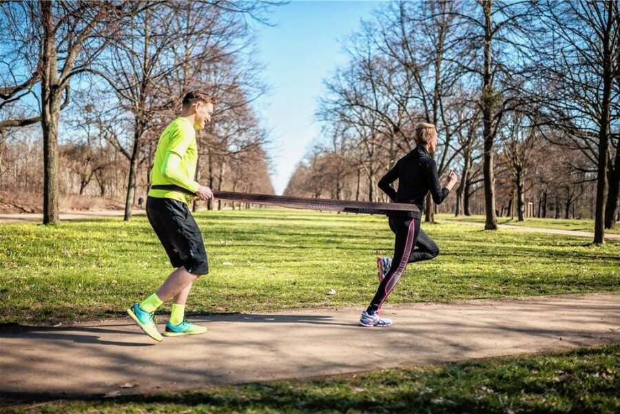 Laufen will gelernt sein - Training am laufenden Band im Großen Garten in Dresden: Trainer Dirk Püschmann verhilft mit einem Gummiband-Training zu mehr Kraft in Oberschenkel und Waden. 