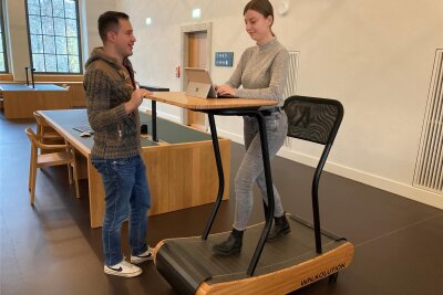 Laufend Studieren: Warum die Chemnitzer Uni-Bibliothek jetzt ein Laufband hat - Miriam Kessler und Ignacio Loayza sind begeistert vom neuen Laufband in der Unibibliothek.