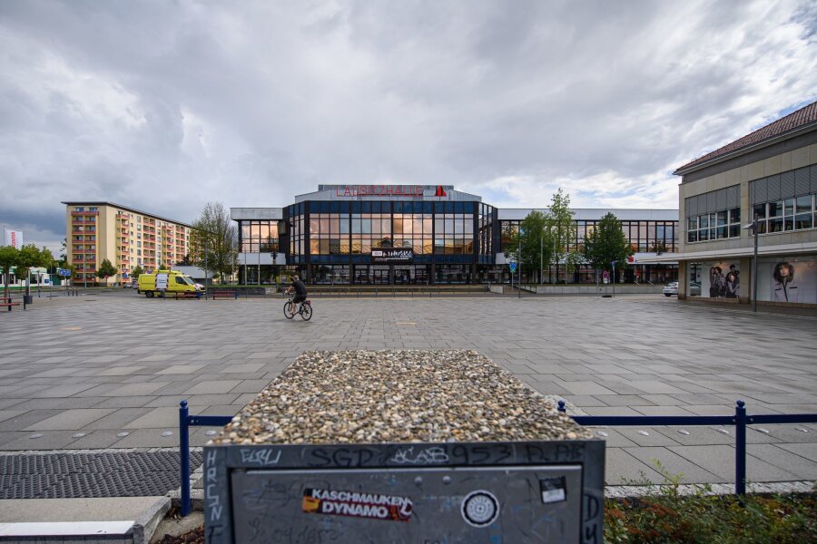 Lausitzhalle in Hoyerswerda wird saniert - Ein Radfahrer fährt über den Lausitzer Platz vor der Lausitzhalle in Hoyerswerda.