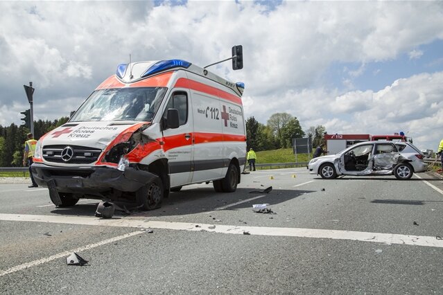 Lauta: Rettungswagen kollidiert mit Mazda - 