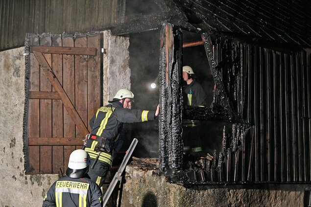 Lauta: Scheune steht in Flammen - Brandstiftung vermutet - 