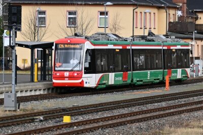 Laute Citybahn im Erzgebirge: Fahrer sollen möglichst sanft anfahren - Bahnhof Thalheim: Hier startet und endet die Linie C14. Besonders in den Morgen- und Nachtstunden sind die Motoren sehr laut.
