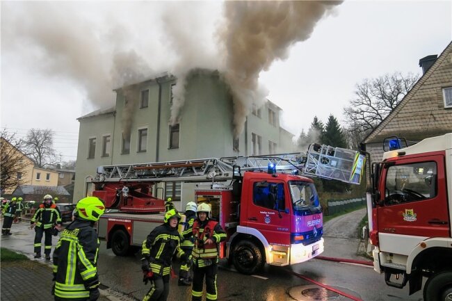 Lauter: 81-Jähriger tot in brennender Wohnung gefunden - Bei dem Brand im ersten Stock der ehemaligen Bäckerei konnte ein 81-Jähriger nur noch tot geborgen werden. 