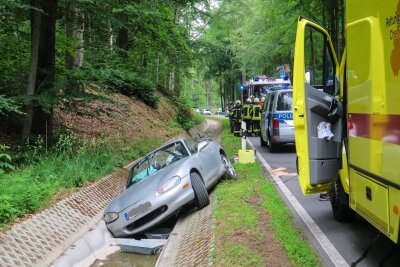 Lauter-Bernsbach: Mazda landet im Graben - Ein Mazda liegt kurz hinter Oberpfannenstiel im Graben.