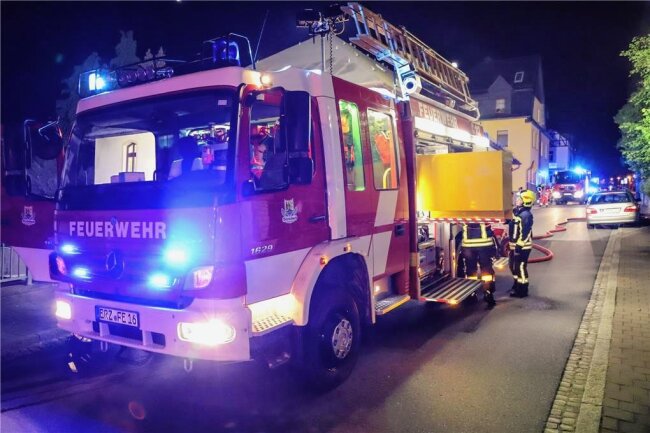 Lauter-Bernsbach: Mülltonnen hinter Turnhalle brennen - Die Feuerwehr Bernsbach war schnell vor Ort und verhinderte ein Übergreifen des Feuers auf die Turnhalle 