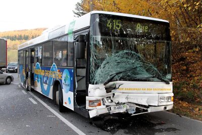 Beim Zusammenstoß eines Busses mit einem Audi sind am Freitagmittag in Lauter vier Menschen verletzt worden.