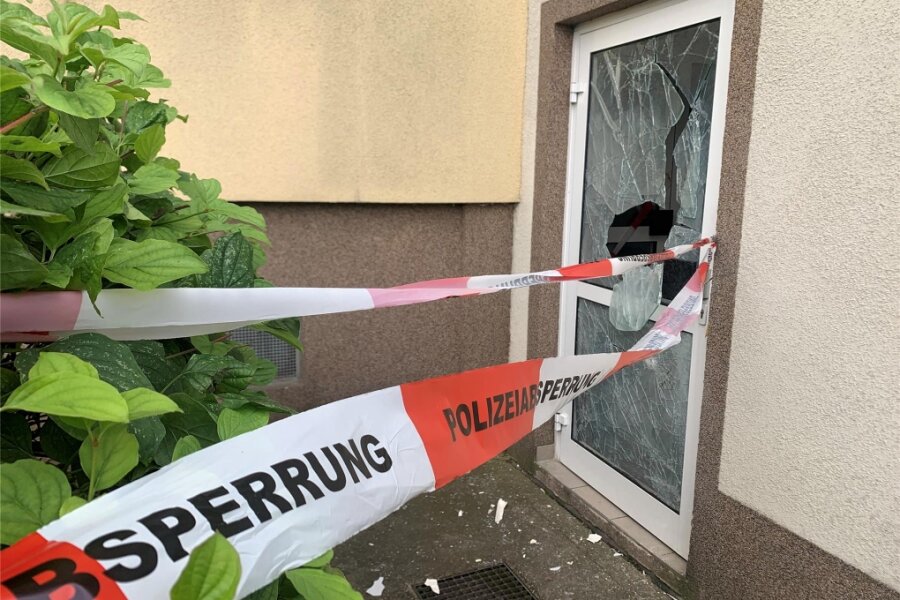 Lauter Knall mitten in der Nacht in Meerane: Polizei nennt den Grund - Die beschädigte Tür ist von der Polizei am Donnerstagvormittag abgesperrt.