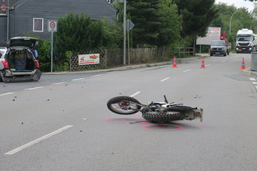 Lauter: Schwerer Motorradunfall auf B 101 - 