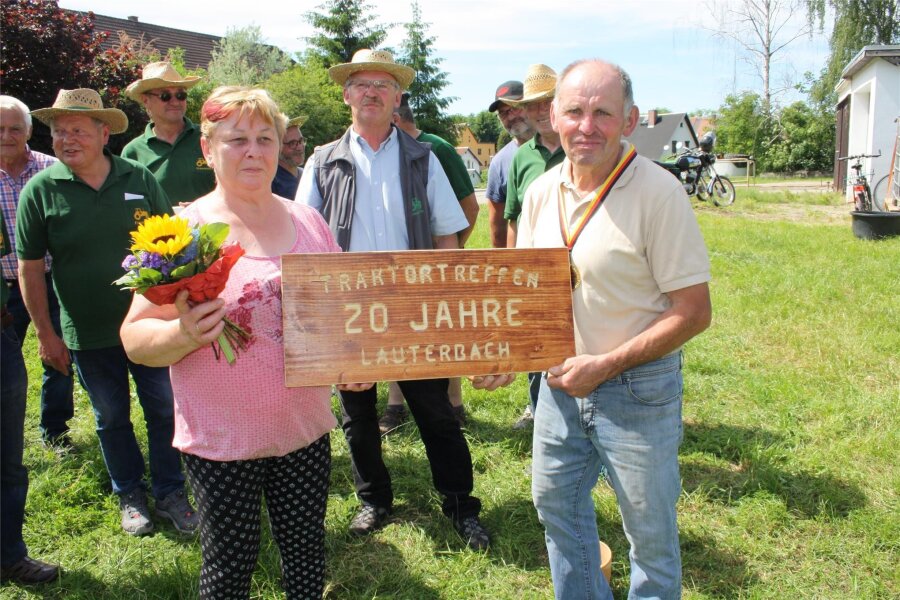 Lauterbach erwartet zum 23. Mal alte Traktoren - Die Organisatoren Eva und Andreas Schumann mit einer Erinnerung an das 20. Lauterbacher Schleppertreffen 2019.