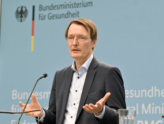 Lauterbach sieht "Durchbruch" bei Krankenhausreform - Karl Lauterbach (SPD), Bundesminister für Gesundheit, nimmt an einer Pressekonferenz nach nächster Bund-Länder-Besprechung zur geplanten Krankenhausreform teil.