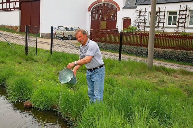 Andreas Herziger aus Lauterbach ist sauer. Seinem Teich wurde bei Kanalisationsarbeiten der Zulauf gekappt. 