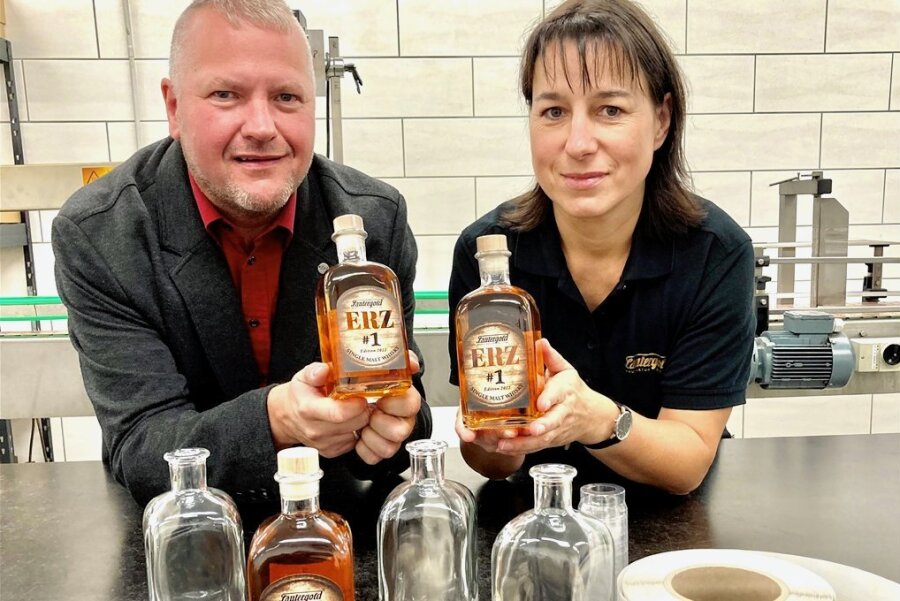 Lautergold schenkt am Sonntag Erzgebirgs-Whisky nach - Betriebsleiter Mike Schneising und Mitarbeiterin Doreen Schmidt bereiten den "Erz 1" der Edition 2022 für den Verkauf vor. 