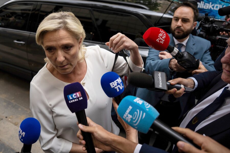 Le Pen: Rechte Regierungsmannschaft steht schon bereit - Marine Le Pens Rechtsnationale wollen die Regierung in Frankreich übernehmen.