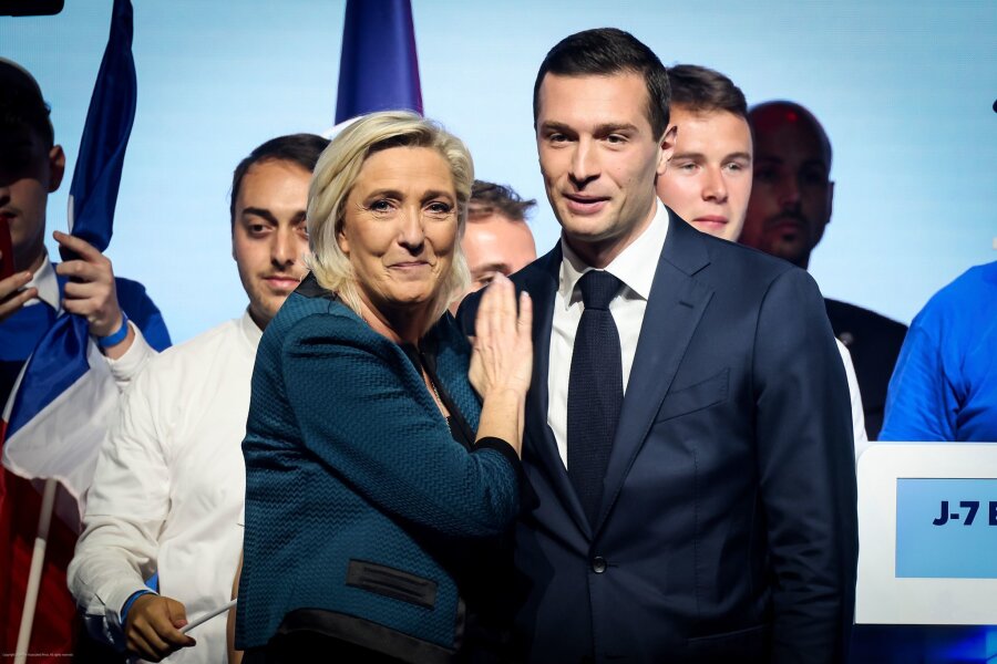 Le Pens Rechtsnationale gewinnen in Frankreich deutlich - Marine Le Pen zusammen mit Jordan Bardella bei einer Wahlkampfveranstaltung in Paris.