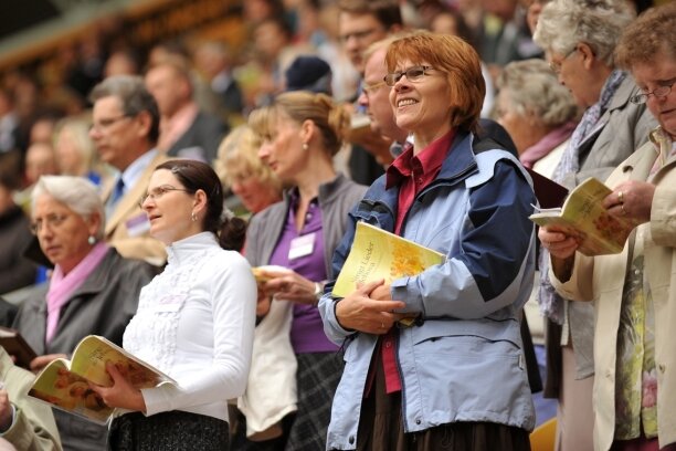 Leben auf Abstand - 
              <p class="artikelinhalt">Beten und Singen: Mehr als 6000 Zeugen Jehovas kamen zum Bezirkskongress nach Dresden</p>
            