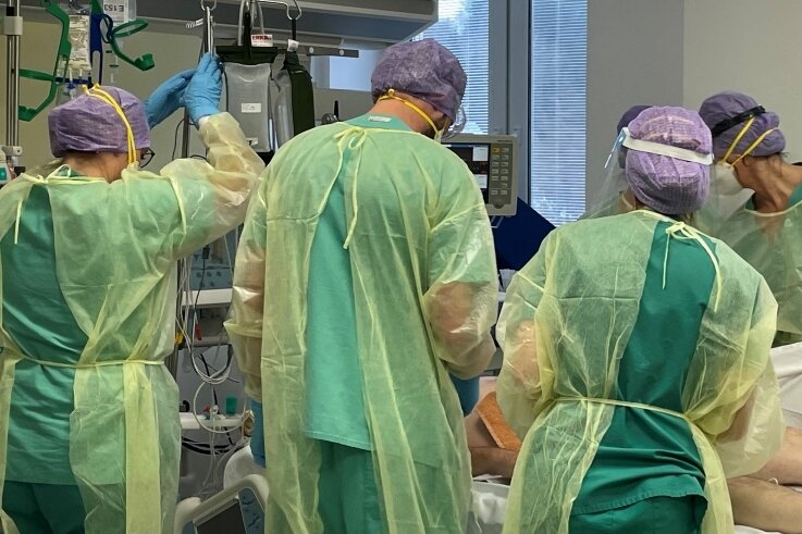 Leben retten im Akkord: Zu Besuch auf den Coronastationen der Kliniken Erlabrunn - Intensivstation: Ein 50-jähriger Covid-Patient wird in die Bauchlage gedreht, um die Lunge zu entlasten.