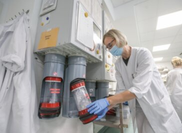 Leben retten per Luftdruck - Labormitarbeiterin Uta Lange setzt im Labor ein Büchse in die Rohrpostanlage ein. Mit dem System können 68 Stationen am Klinikum erreicht werden. 