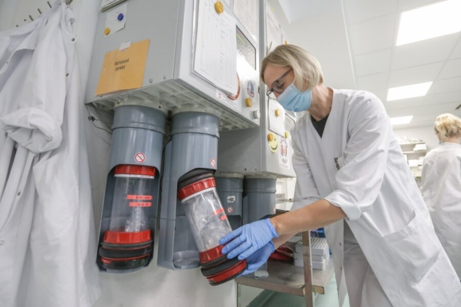 Leben retten per Luftdruck - Labormitarbeiterin Uta Lange setzt im Labor ein Büchse in die Rohrpostanlage ein. Mit dem System können 68 Stationen am Klinikum erreicht werden. 
