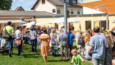 Lebensbaum schlägt Wurzeln in Burgstädt - Zum Familienfest anlässlich der Einweihung des Anbaus (rechts) des Kindergartens "Lebensbaum" steigen Seifenblasen in die Luft. 