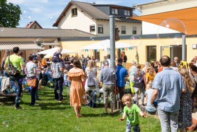 Zahlreiche Besucher zählte das Familienfest am Samstag im Rahmen der Eröffnung des Kindergartens "Lebensbaum" in Burgstädt.