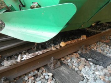 Lebensgefahr: Unbekannte legen Gegenstände auf Gleise - Gegenstände auf dem Gleis, vor denen die Vogtlandbahn noch stoppen konnte.