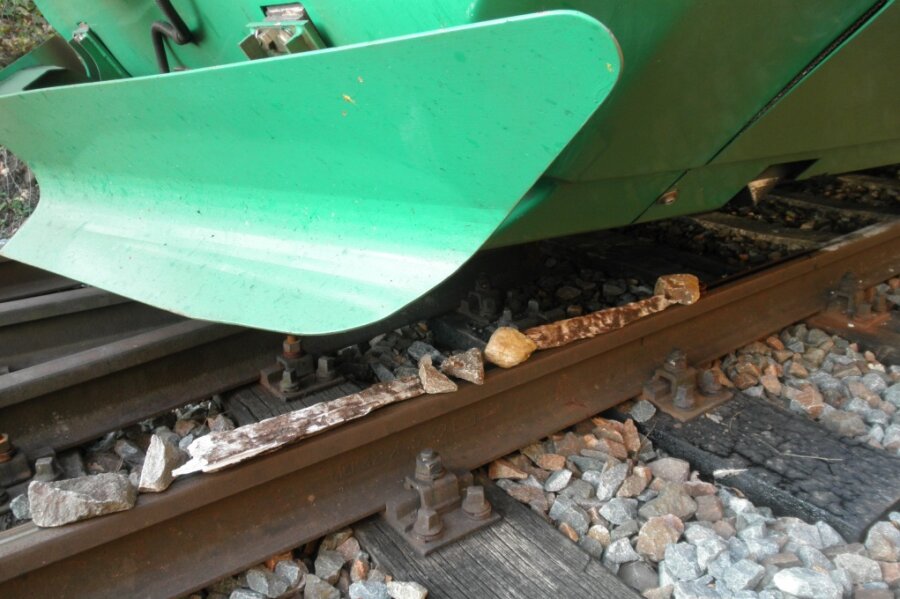 Lebensgefahr: Unbekannte legen Gegenstände auf Gleise - Gegenstände auf dem Gleis, vor denen die Vogtlandbahn noch stoppen konnte.