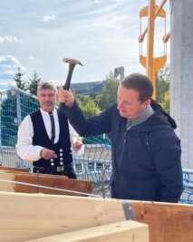 Lebenshilfe feiert Richtfest für Neubau - Nach dem Richtspruch von Zimmerer Jörg Schwinger schlug Marcus Köppler vom Vorstand den symbolischen letzten Nagel ein. 