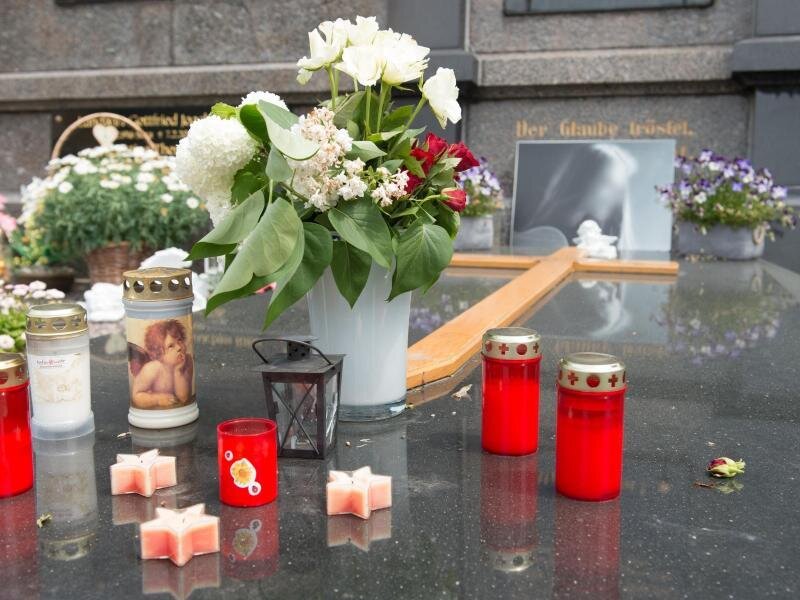 Lebenslang für Mord an Anneli - Lange Haft für Komplizen - Das Grab der ermordeten Anneli.