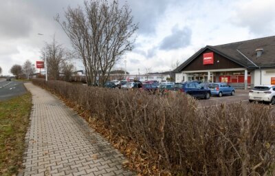 Lebensmittelhändler vergrößert seine Verkaufsfläche - Penny plant im kommenden Jahr einen Marktneubau in Mildenau. Das bisherige Gebäude ist laut Unternehmen mittlerweile zu klein geworden. Auch die Parkflächen sollen großzügiger gestaltet werden. 
