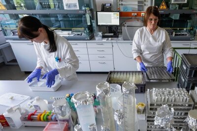 Lebensmittelkontrolle: 3200 Proben beanstandet - Zwei Mitarbeiterinnen bereiten in einem Labor der Landesuntersuchungsanstalt in Chemnitz Proben mit Milch vor. 