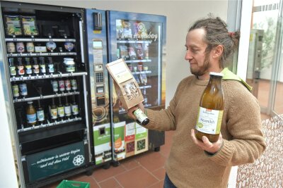 Lebensmittelversorgung auf dem Land: Hat bald jedes Dorf einen Automaten? - Danilo Braun an seinem Lebensmittelautomaten in der Gerberpassage Freiberg. Seine Produkte sind gefragt.