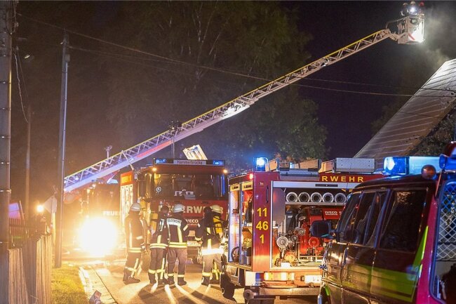 Lebensretter aus Hammerbrücke sollen geehrt werden - Etwa 60 Feuerwehrleute aus fünf Wehren waren am Freitagabend im Muldenberg-Ortsteil Hammerbrücke im Einsatz, um den Brand eines Einfamilienhauses zu löschen.