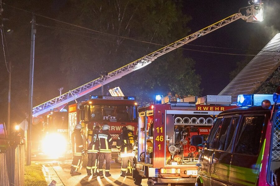 Lebensretter aus Hammerbrücke sollen geehrt werden - Etwa 60 Feuerwehrleute aus fünf Wehren waren am Freitagabend im Muldenberg-Ortsteil Hammerbrücke im Einsatz, um den Brand eines Einfamilienhauses zu löschen.