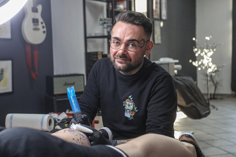 Lebensretter aus Tinte: Diese Chemnitzer Tattoo-Studios bringen Organspende-Tattoos unter die Haut - Karoly Sipos vom Tattoo Studio „Pens und Needles“ beteiligt sich seit vergangenem Jahr an der Aktion, die unter die Haut geht.