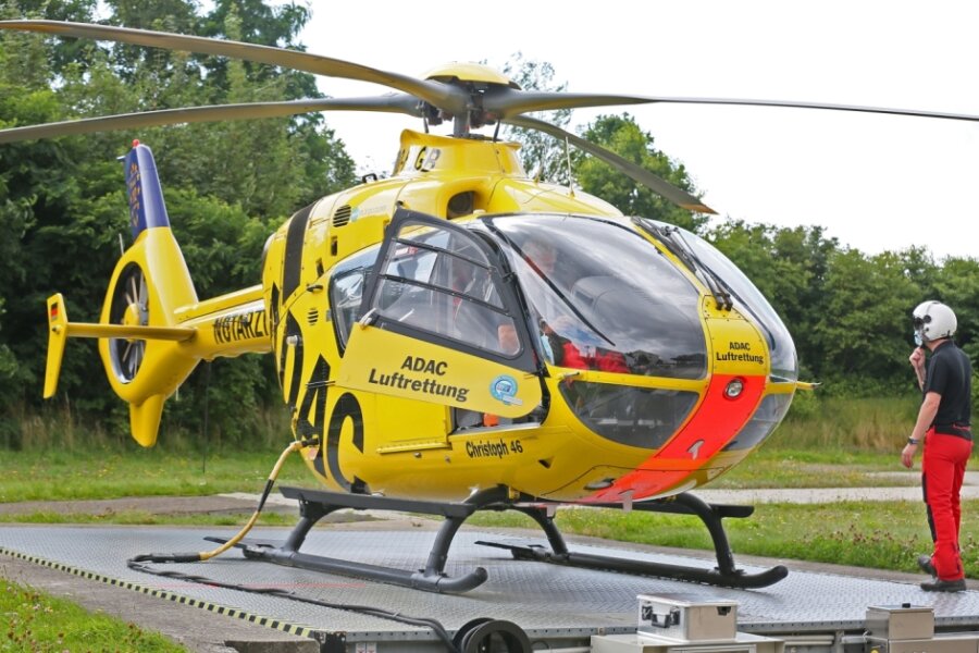 Lebensretter heben mehr als 37.000-mal ab - Seit 30 Jahren gibt es die Luftrettung am Heinrich-Braun-Klinikum in Zwickau. Bis 2018 war die Deutsche Rettungsflugwacht im Einsatz, seither der ADAC. Die Helikopterbezeichnung "Christoph 46" blieb. 